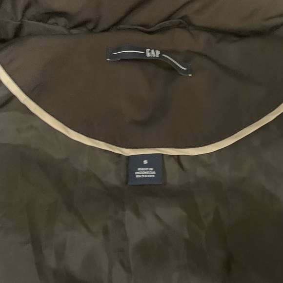 GAP Puffer Vest - Picture 10 of 11